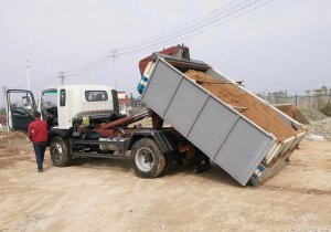 大運(yùn)5方勾臂式垃圾車試車中 大運(yùn)5方勾臂式垃圾車試車中